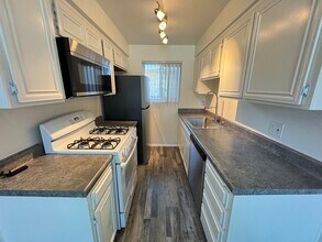 5382 Circle Dr, Unit 2 in Sherman Oaks, CA - Foto de edificio - Building Photo