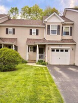195 Pinebrook Dr in Hyde Park, NY - Building Photo