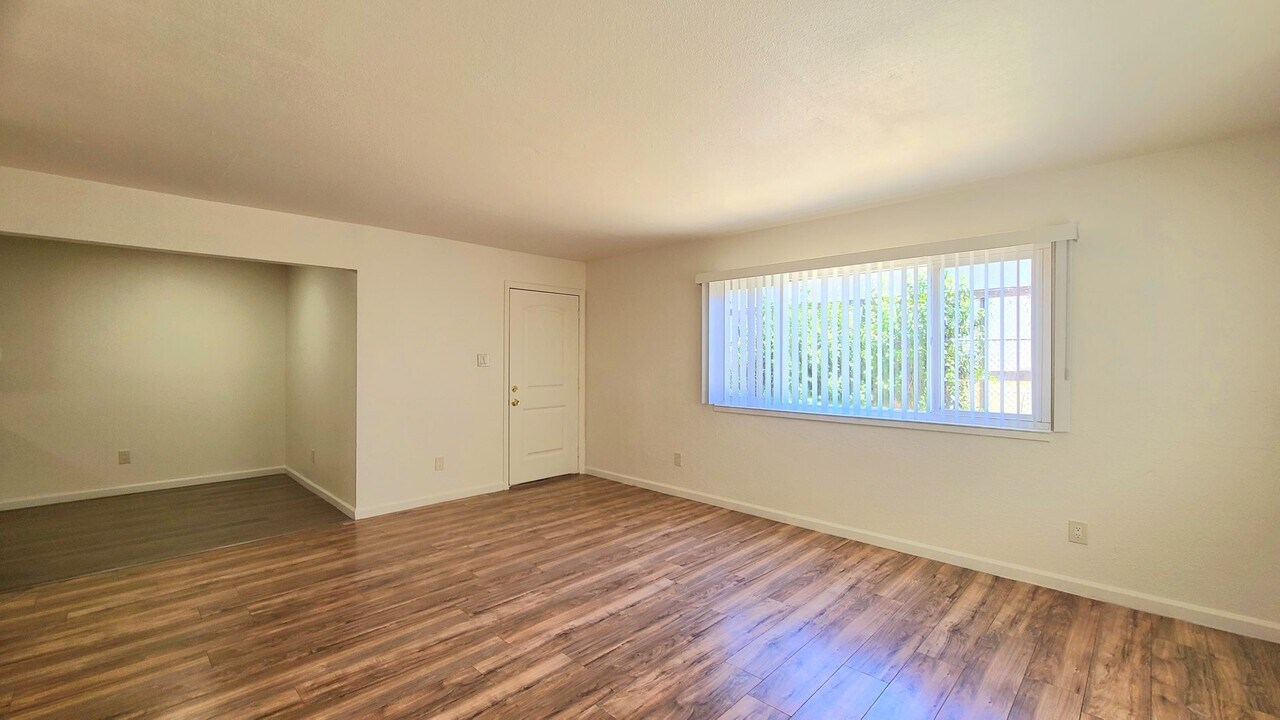4556 Ashcroft Ave in Sacramento, CA - Building Photo