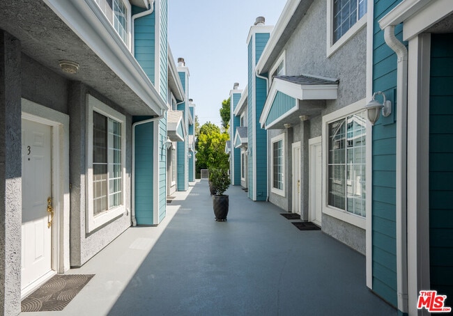 13030 Moorpark St in Los Angeles, CA - Building Photo - Building Photo