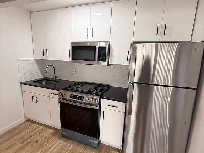 76-16 Grand Central Pkwy in Queens, NY - Building Photo - Building Photo