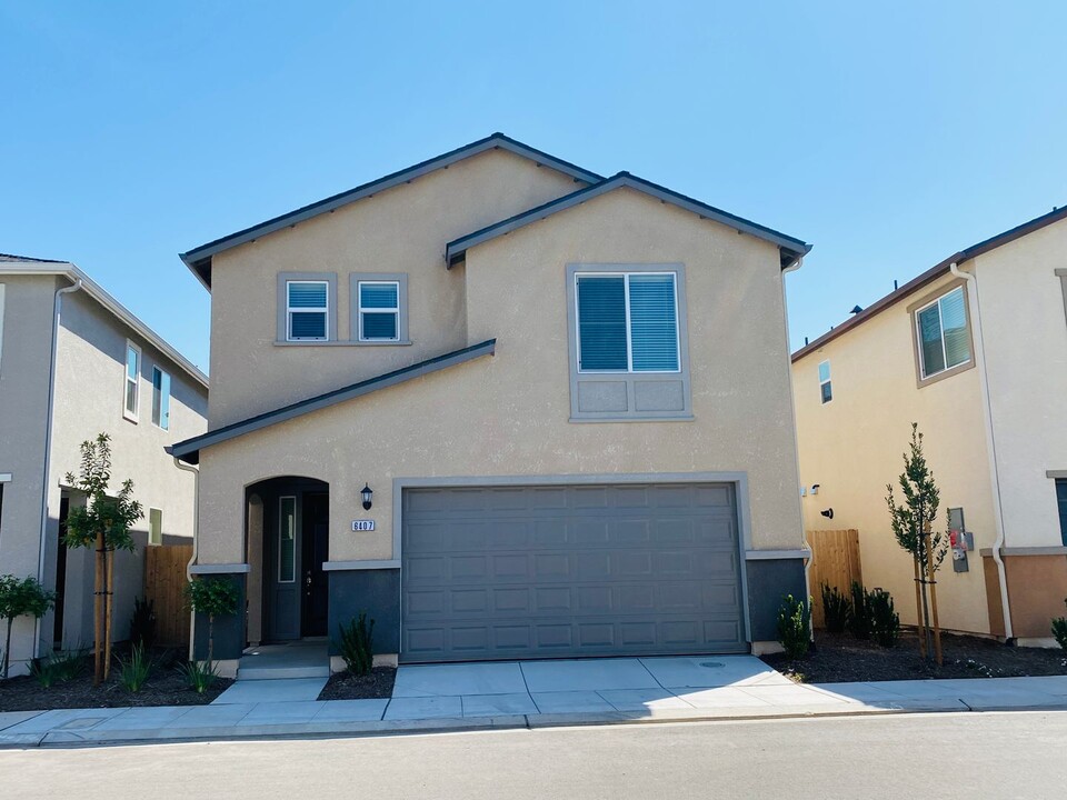 6407 E Riesling Dr in Fresno, CA - Building Photo