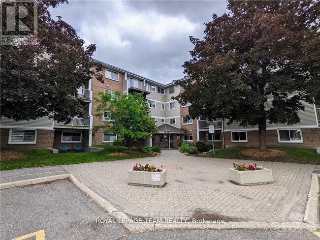 250 Brittany Dr in Ottawa, ON - Building Photo - Building Photo