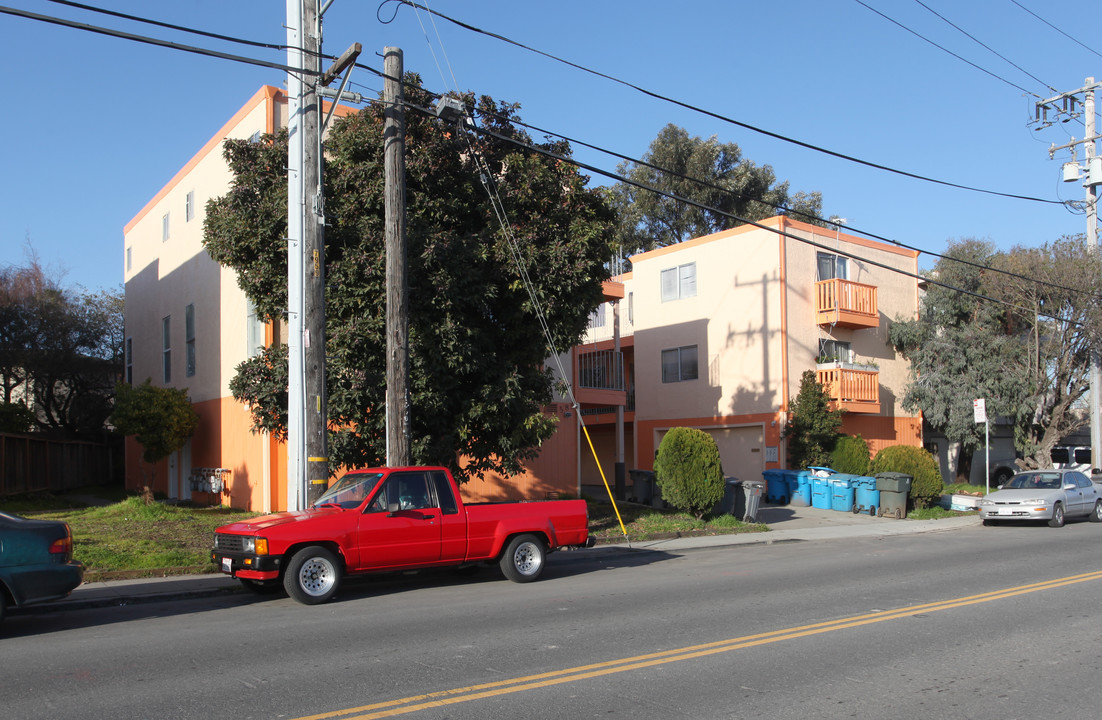 585 Huntington Ave in San Bruno, CA - Building Photo