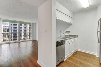 1756 N Bayshore Dr, Unit 34C in Miami, FL - Building Photo - Building Photo
