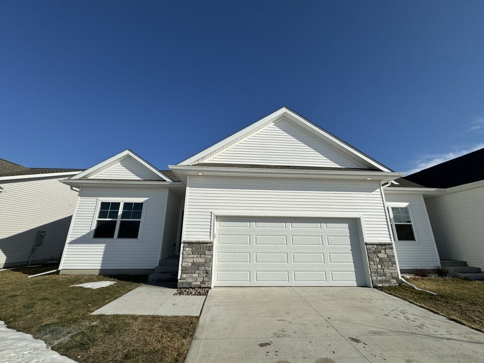 3015 NW Greenwood St in Ankeny, IA - Building Photo