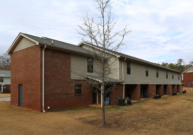 Bedell Village Apartments in Auburn, AL - Foto de edificio - Building Photo