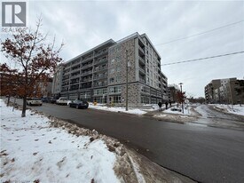 275 Larch St in Waterloo, ON - Building Photo
