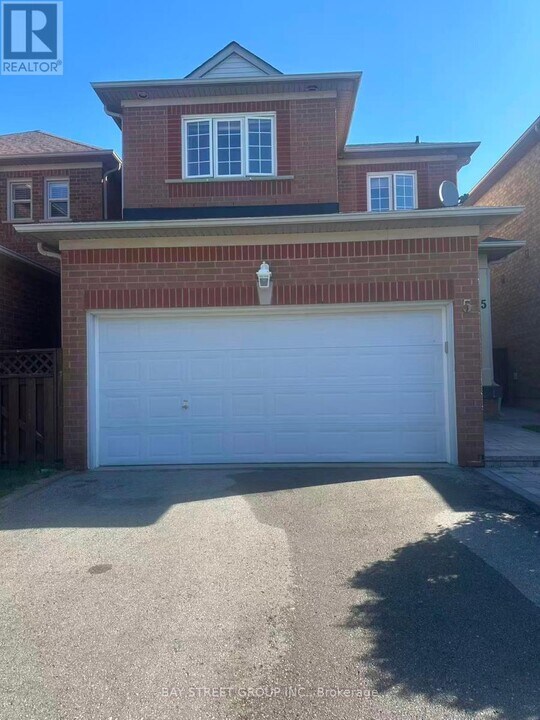 5 Ballymore Dr in Aurora, ON - Building Photo