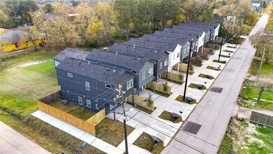 1203 Dewalt St, Unit 5682 in Houston, TX - Building Photo - Building Photo