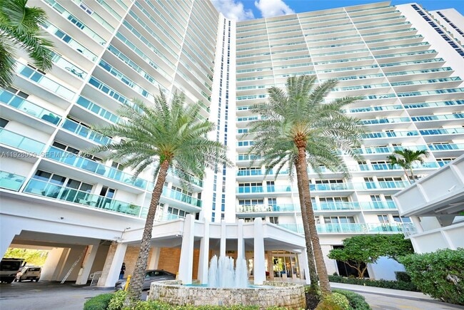 100 Bayview Dr in Sunny Isles Beach, FL - Building Photo - Building Photo