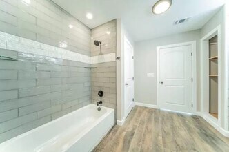 710 N Rusk St in Weatherford, TX - Foto de edificio - Building Photo