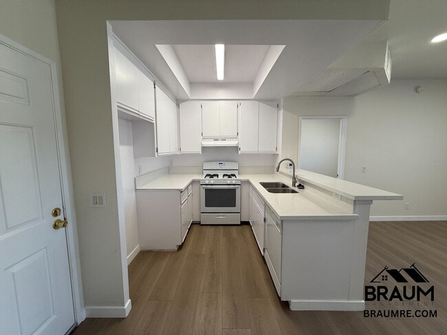 11459 Collins St in Los Angeles, CA - Building Photo - Building Photo
