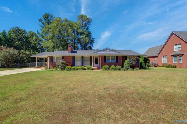 1905 Country Club Rd SE