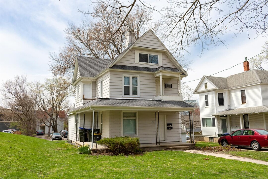 403 S Lucas St in Iowa City, IA - Building Photo