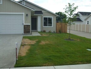 12 S Sapling Wy in Nampa, ID - Building Photo - Building Photo