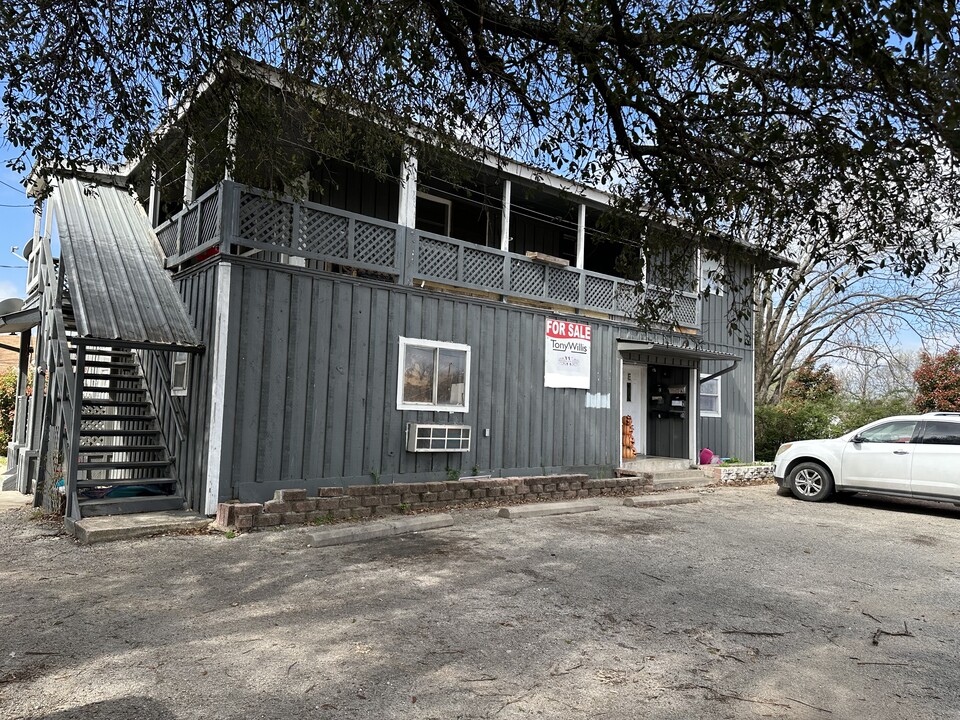 1007 N Main St in Cleburne, TX - Building Photo