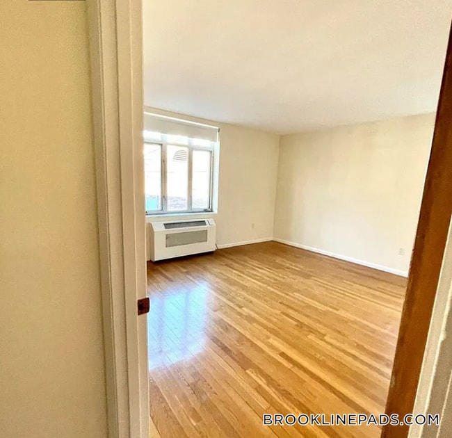 35 Vernon St, Unit 402 in Brookline, MA - Building Photo - Building Photo