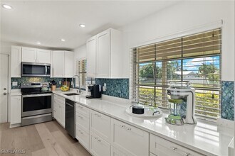 3021 SE 17th Ave in Cape Coral, FL - Foto de edificio - Building Photo