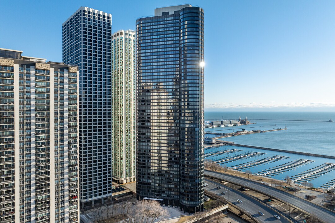Harbor Point Tower in Chicago, IL - Building Photo