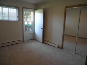 Greenfield Square Apartments in Des Plaines, IL - Building Photo - Building Photo