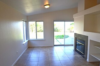 1690 Marenda Dr in Dixon, CA - Building Photo - Building Photo