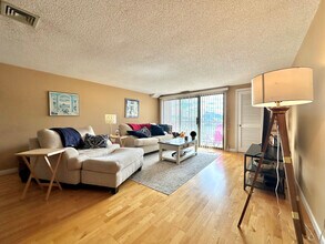 30 Revere Beach Pky, Unit 505 in Medford, MA - Foto de edificio - Building Photo