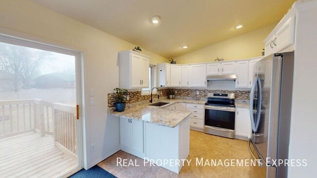 Stunning 4-Bedroom 2-Bathroom Home with Fully Fenced Yard in Sioux Falls, SD - Foto de edificio - Building Photo
