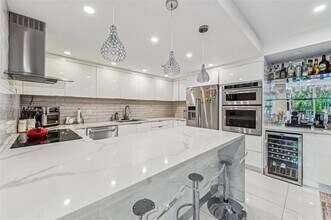 121 Crandon Blvd in Key Biscayne, FL - Building Photo - Building Photo