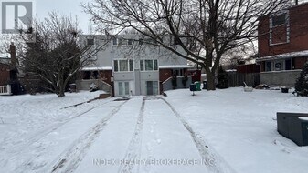 10 Lynwood Ct in Brampton, ON - Building Photo