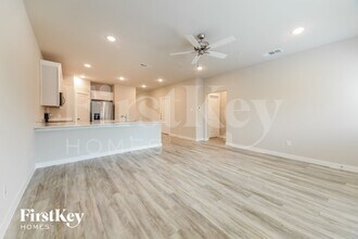 321 Aveen Path in Lewisville, TX - Foto de edificio - Building Photo