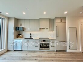3300-3300 Lakeshore Rd in Kelowna, BC - Building Photo