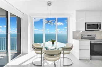 881 Ocean Dr, Unit 21D in Key Biscayne, FL - Building Photo - Building Photo