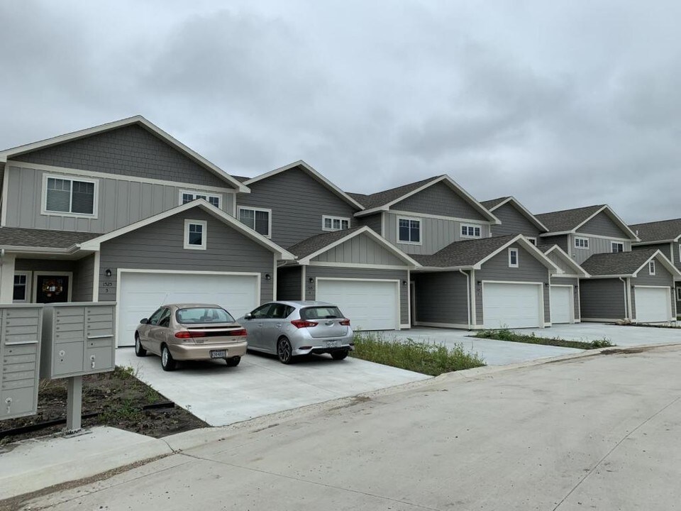 1525 Ohana Ave in Brookings, SD - Building Photo