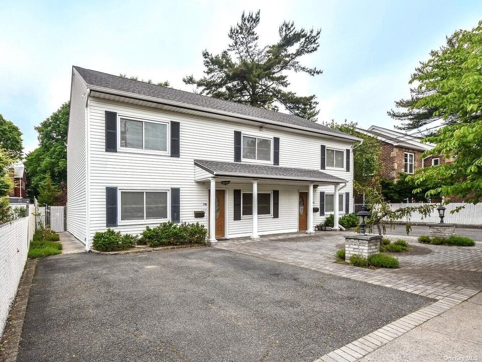 39 Graywood Rd in Port Washington, NY - Building Photo