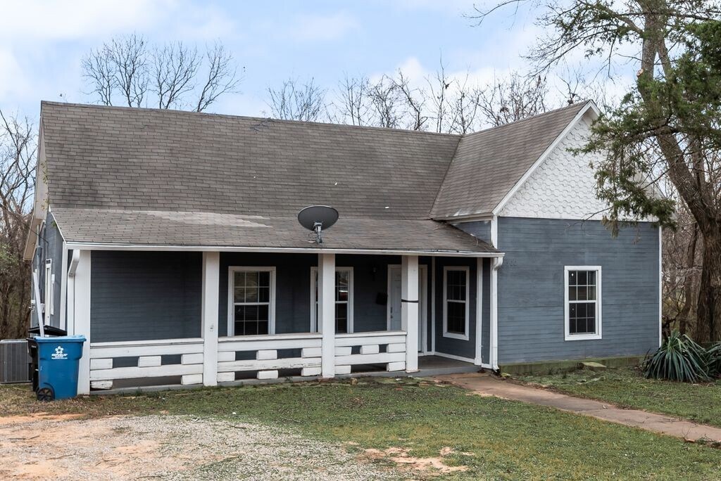 500 E Main St in Denison, TX - Building Photo