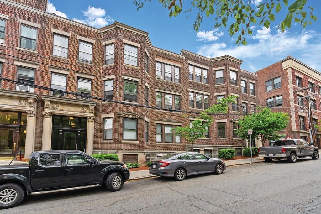 33 Stearns Rd, Unit 1A in Brookline, MA - Foto de edificio