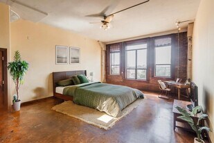 2205 McKinney St, Unit 306 in Houston, TX - Building Photo