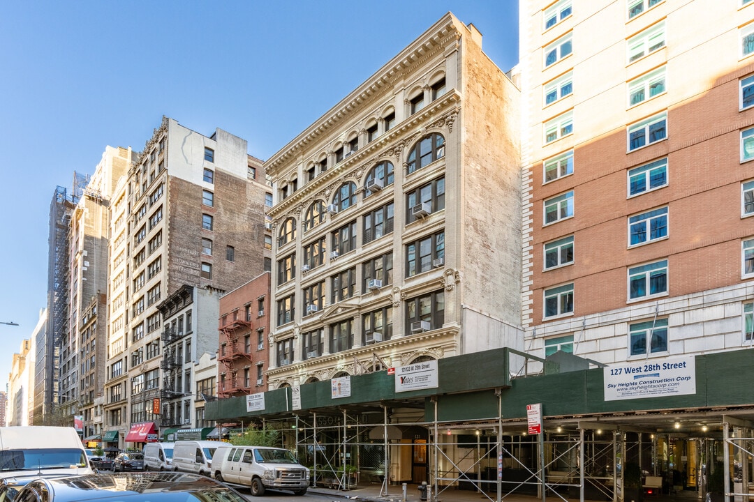 131-133 W 28th St in New York, NY - Building Photo