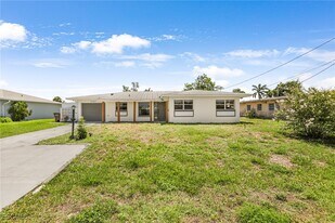 5141 York Ct in Cape Coral, FL - Building Photo