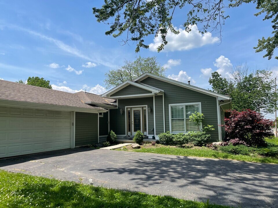 1189 W Social Row Rd in Centerville, OH - Building Photo