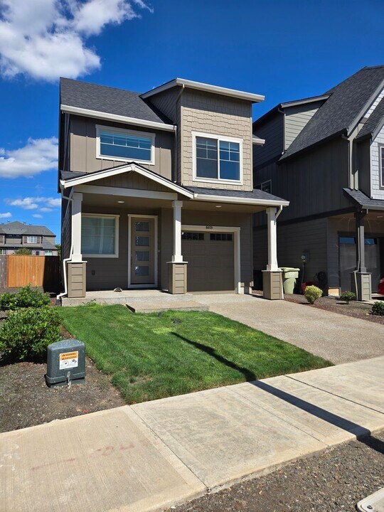 8059 NE Sabo St in Hillsboro, OR - Building Photo