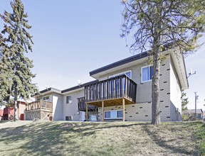 812 Mcneill Rd NE in Calgary, AB - Building Photo - Building Photo