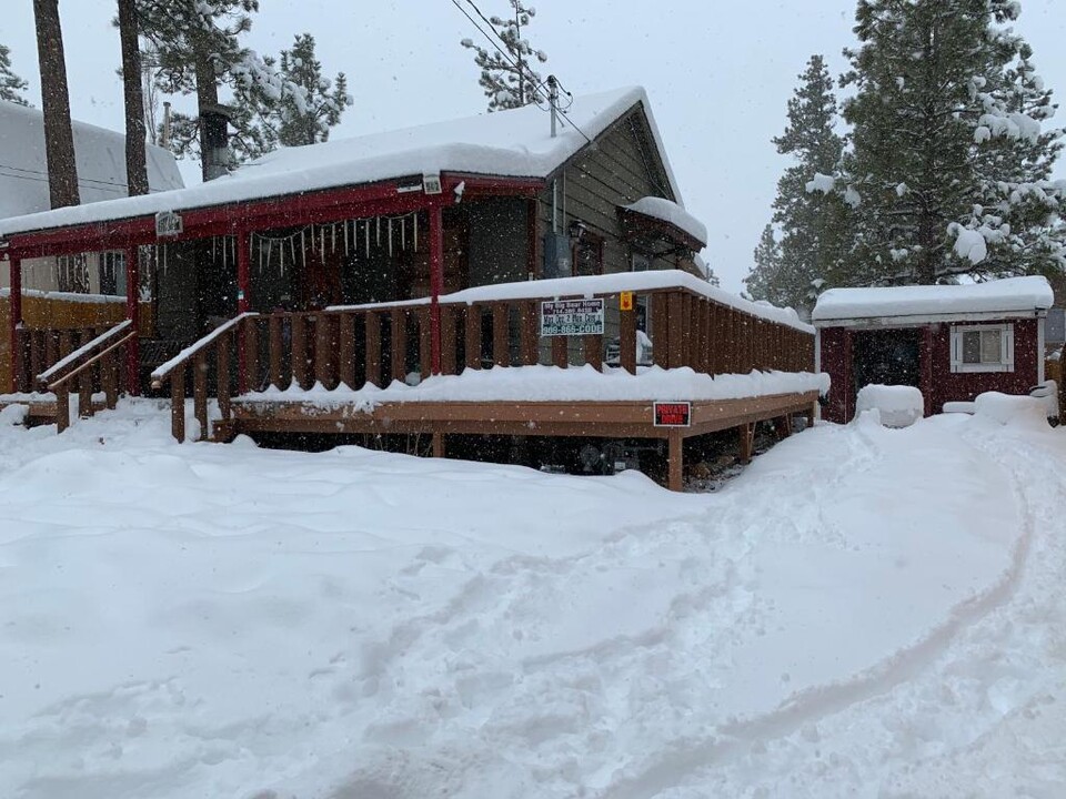 542 Highland Rd in Big Bear Lake, CA - Foto de edificio