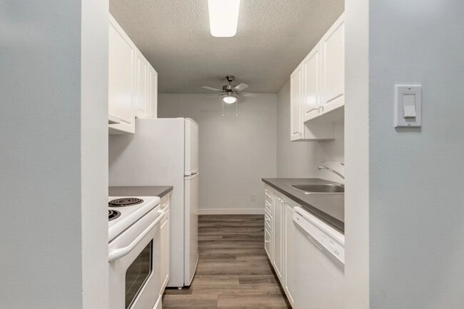 Sunnyside Gardens in Calgary, AB - Building Photo - Building Photo