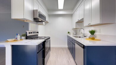 Hermitage Apartments in Valley Village, CA - Foto de edificio - Building Photo