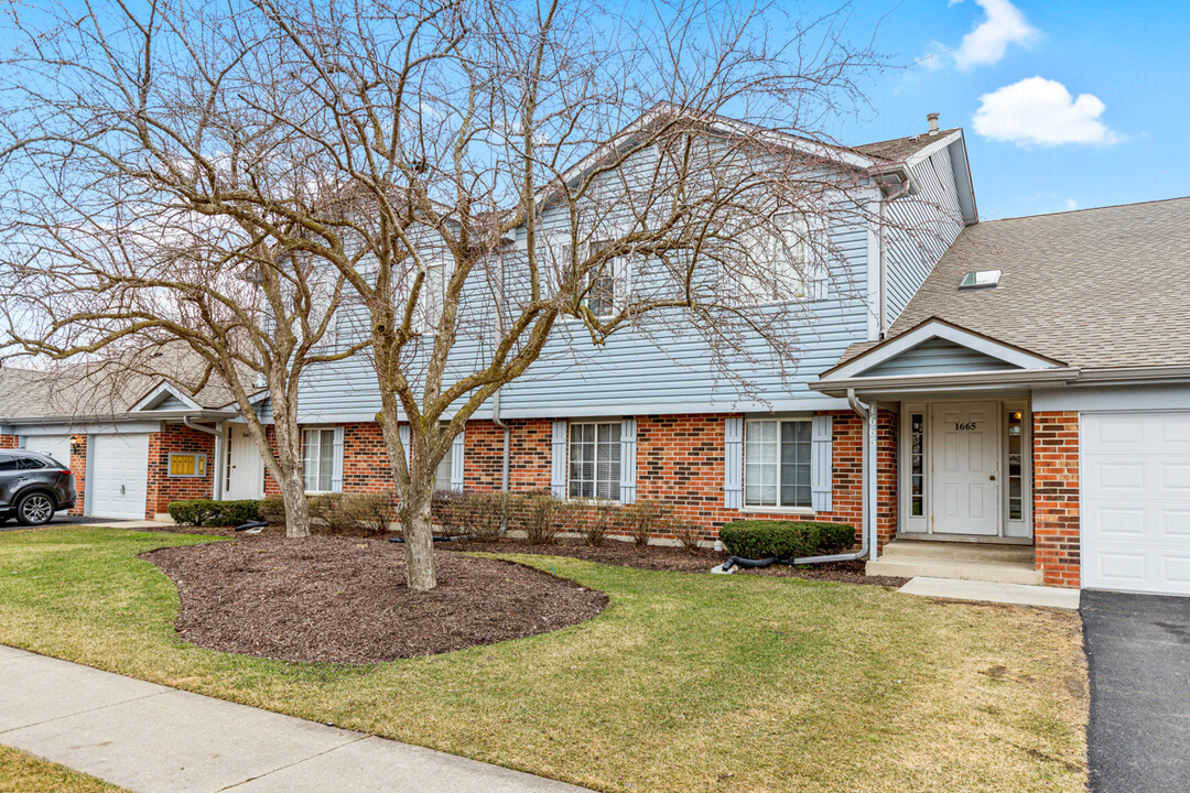 1665 Commodore Ct in Schaumburg, IL - Building Photo