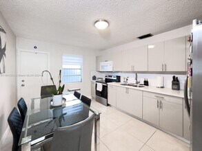 3360 SW 24th Ter-Unit -3360 in Miami, FL - Building Photo - Building Photo