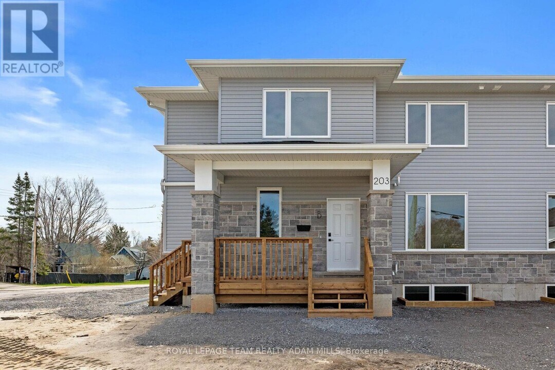 203 Teskey St in Mississippi Mills, ON - Building Photo
