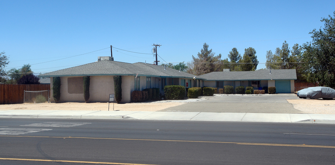 12982 Navajo Rd in Apple Valley, CA - Foto de edificio